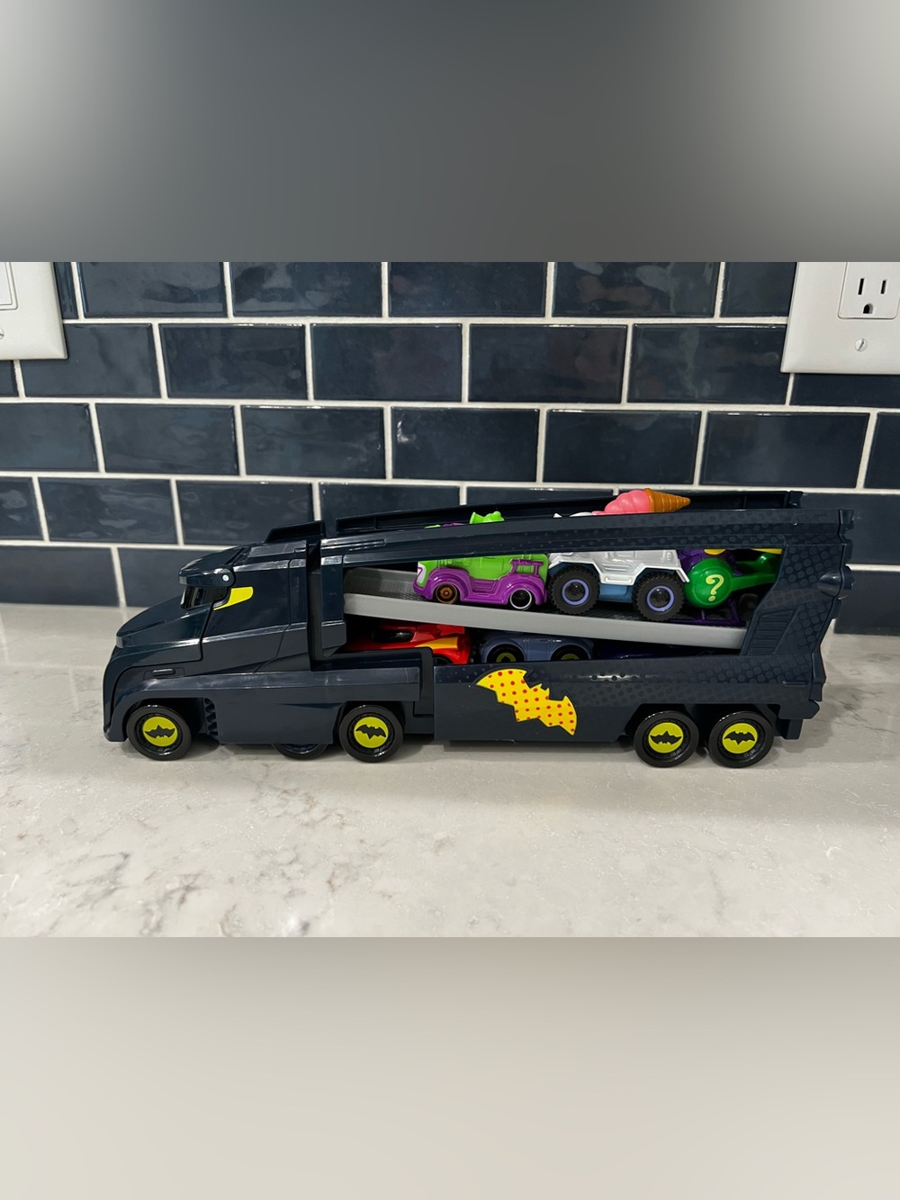 Fisher-Price DC Batwheels Toy Hauler and Car, Bat-Big Rig with Ramp & 8 vehicles